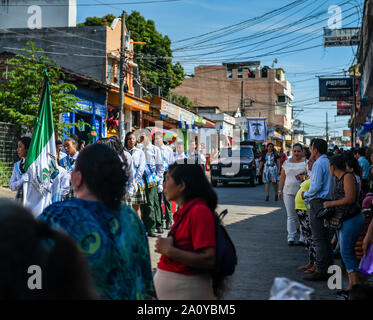 Gli adolescenti ispanici camminano/marciano nella parata del giorno dell'indipendenza del Guatemala Foto Stock