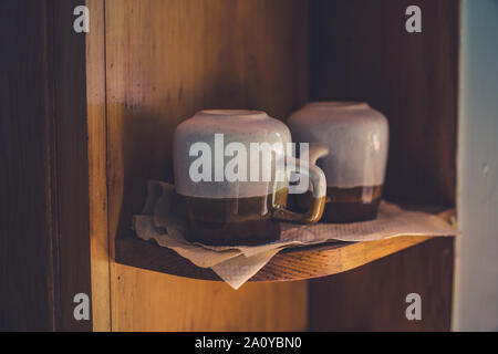 Vintage tazze da caffè sul ripiano Foto Stock