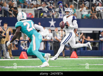 Arlington, Stati Uniti d'America. 22 settembre 2019. Dallas Cowboys quarterback Dak Prescott #4 codifica con la palla nel primo trimestre nel corso di un gioco di NFL tra i delfini di Miami e Dallas Cowboys di AT&T Stadium di Arlington, TX Albert Pena/CSM Credito: Cal Sport Media/Alamy Live News Foto Stock