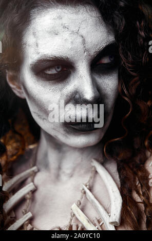 Tema Halloween: scary sullen strega voodoo. Close-up ritratto del male hag. Zombie donna (undead) Foto Stock