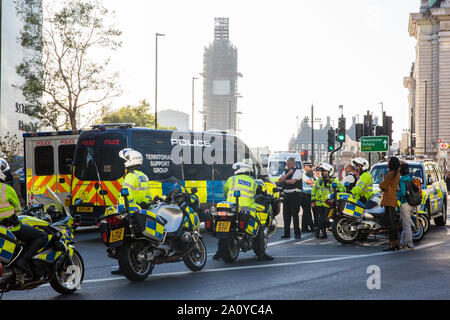 Londra, Regno Unito. 20 Settembre, 2019. Grandi numeri di Metropolitan poliziotti sono stati distribuiti in tutto il centro di Londra per monitorare gli studenti che prendono parte a t Foto Stock