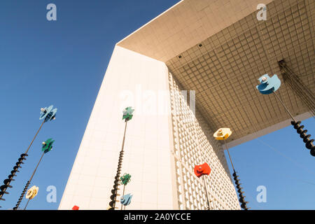 Parigi, Francia - 2 Settembre 2019: culptures moderno presso il Grande Arco della difesa, Paris, Francia. I segnali di luce da Takis, La Defense, Parigi. Foto Stock
