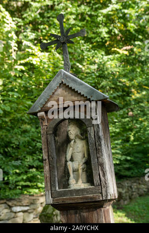 Cappella di legno in open air museum di Sanok, Polonia. Foto Stock