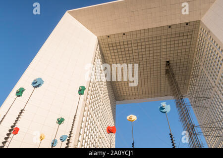 Parigi, Francia - 2 Settembre 2019: culptures moderno presso il Grande Arco della difesa, Paris, Francia. I segnali di luce da Takis, La Defense, Parigi. Foto Stock