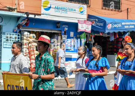 Gli adolescenti ispanici camminano/marciano nella parata del giorno dell'indipendenza del Guatemala Foto Stock