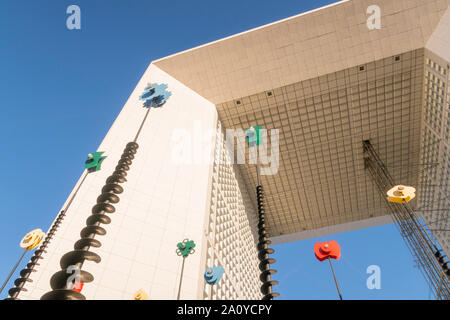 Parigi, Francia - 2 Settembre 2019: culptures moderno presso il Grande Arco della difesa, Paris, Francia. I segnali di luce da Takis, La Defense, Parigi. Foto Stock