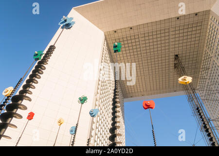 Parigi, Francia - 2 Settembre 2019: culptures moderno presso il Grande Arco della difesa, Paris, Francia. I segnali di luce da Takis, La Defense, Parigi. Foto Stock
