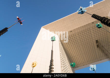 Parigi, Francia - 2 Settembre 2019: culptures moderno presso il Grande Arco della difesa, Paris, Francia. I segnali di luce da Takis, La Defense, Parigi. Foto Stock