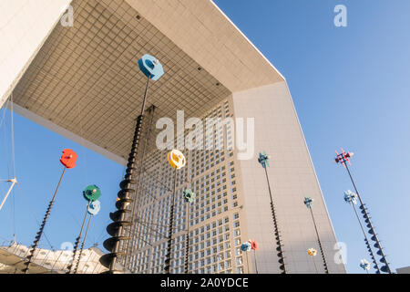 Parigi, Francia - 2 Settembre 2019: culptures moderno presso il Grande Arco della difesa, Paris, Francia. I segnali di luce da Takis, La Defense, Parigi. Foto Stock