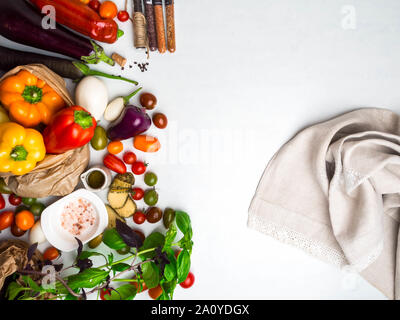 Il cibo italiano sfondo, ingredienti per la cottura della pasta o pizza, verdure come le melanzane, pomodori ciliegini, peperoni, basilico, olio d'oliva, saltand spice Foto Stock