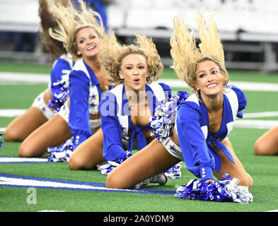 Arlington, Stati Uniti d'America. Il 22 settembre, 2019. Dallas Cowboys Cheerleaders eseguire prima di Miami Dolphins NFL Game AT&T Stadium di Arlington, Texas Domenica, Settembre 22, 2019. Foto di Ian Halperin/UPI Credito: UPI/Alamy Live News Foto Stock