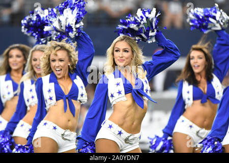 Arlington, Stati Uniti d'America. Il 22 settembre, 2019. Dallas Cowboys Cheerleaders eseguire prima di Miami Dolphins NFL Game AT&T Stadium di Arlington, Texas Domenica, Settembre 22, 2019. Foto di Ian Halperin/UPI Credito: UPI/Alamy Live News Foto Stock
