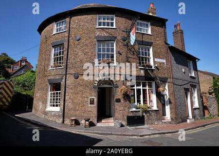 Lewes Arms pub angolo esterno facciata arrotondata. Lewes, Regno Unito, Settembre 2019 Foto Stock