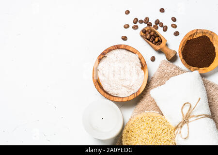 Macchia di caffè dal mare sale, olio di cosmetici e caffè. Foto Stock