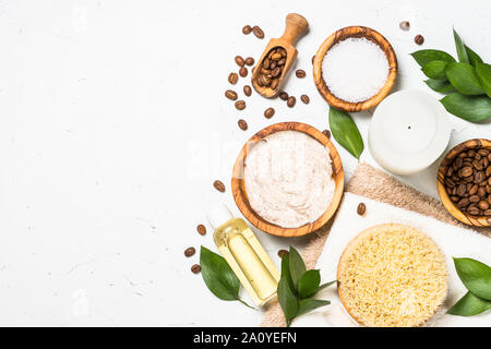 Macchia di caffè dal mare sale, olio di cosmetici e caffè. Foto Stock