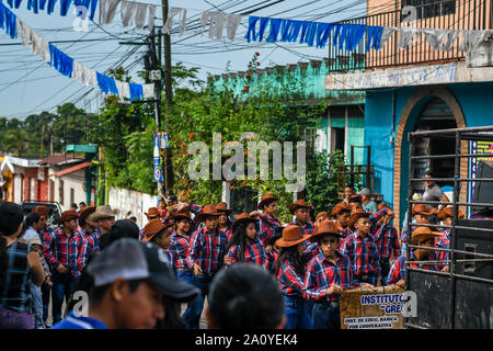 I giovani ispanici vestiti come cowboy/cowgirls che camminano/marciano nella parata del giorno dell'indipendenza del Guatemala Foto Stock