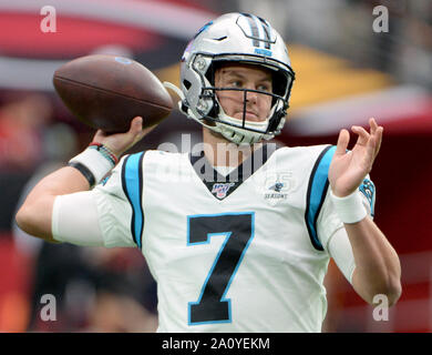 Glendale, Stati Uniti d'America. Il 22 settembre, 2019. Carolina Panthers' quarterback Kyle Allen getta un pass come egli si riscalda prima di pantere riprodurre l'Arizona Cardinals a State Farm Stadium di Glendale, Arizona Domenica, Settembre 22, 2019. Foto di arte Foxall/UPI Credito: UPI/Alamy Live News Foto Stock