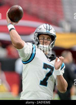 Glendale, Stati Uniti d'America. Il 22 settembre, 2019. Carolina Panthers' quarterback Kyle Allen getta un pass come egli si riscalda prima di pantere riprodurre l'Arizona Cardinals a State Farm Stadium di Glendale, Arizona Domenica, Settembre 22, 2019. Foto di arte Foxall/UPI Credito: UPI/Alamy Live News Foto Stock