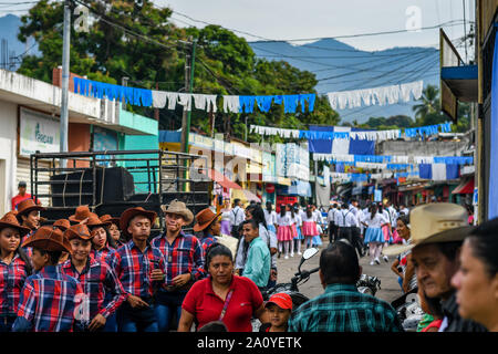 I giovani ispanici vestiti come cowboy/cowgirls che camminano/marciano nella parata del giorno dell'indipendenza del Guatemala Foto Stock