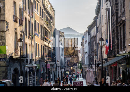 Vista serale di ristoranti di Rue des Gras guardando verso le Puy de Dome di Clermont Ferrand, Francia Foto Stock