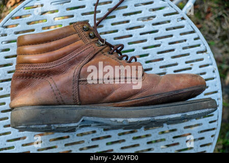 Vecchio boot a piedi con suola di separazione Foto Stock