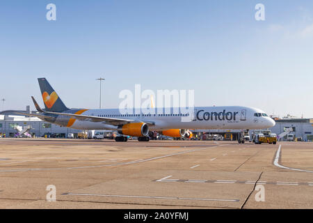 Condor / Thomas Cook Airlines Boeing 757 g di registrazione-JMAB sul piazzale, 17 novembre 2018 a Londra Luton, Bedfordshire, Regno Unito Foto Stock