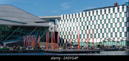 Gli impiegati che si godono il pranzo-break in Grand Canal Square, Dublino, Irlanda. Gli uffici di Google, Facebook e principali studi legali sono nelle vicinanze. Foto Stock