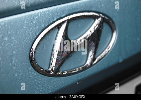 Cherson, Ucraina - 4 ottobre 2009: il Logo di Hyundai Accent veicolo con gocce di pioggia close-up Foto Stock