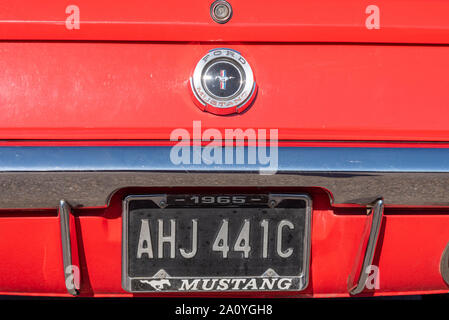 Ford Mustang badge di automobile e la targhetta del numero di serie in auto sulla spiaggia car show 'n' splendere su Marine Parade, Southend on Sea, Essex, Regno Unito. Parte posteriore Foto Stock