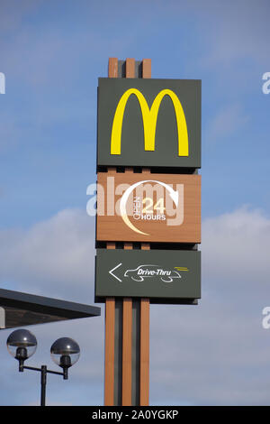 McDonald's segno, il famoso Golden Arches Logo, aperto 24 ore, drive thru Foto Stock