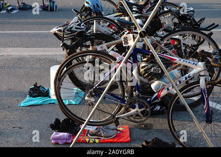 Le biciclette dei concorrenti si trovano su scaffali in attesa della prossima tappa del Bethany Beach First Responders Triathlon - Duathlon. Foto Stock