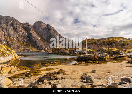 Viste di Nusfjord villaggio e i suoi dintorni in una giornata nuvolosa Foto Stock