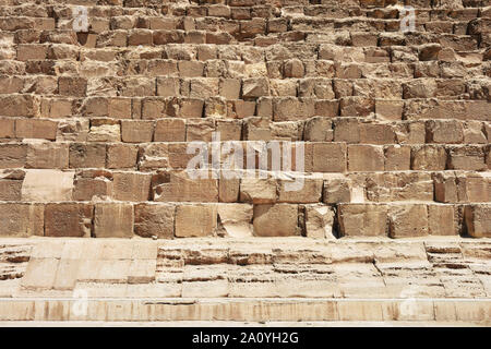 Sul lato occidentale della piramide di Khufu o la piramide di Cheop, la più antica e la più grande delle tre piramidi di Giza piramide complesso Foto Stock