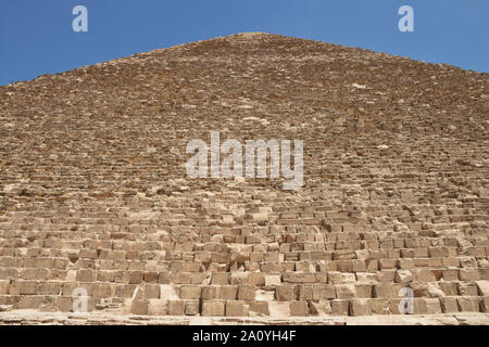 Sul lato occidentale della piramide di Khufu o la piramide di Cheop, la più antica e la più grande delle tre piramidi di Giza piramide complesso Foto Stock