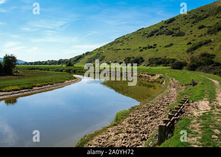 A piedi da alto e oltre il punto di vista vicino a Seaford, East Sussex. Fiume Cuckmere, South Downs, il fuoco selettivo Foto Stock