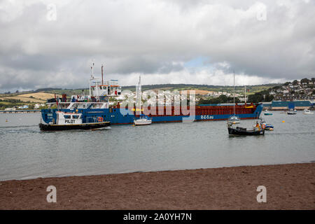 Nave da carico proveniente in Teignmouth harbour nel Devon. Foto Stock