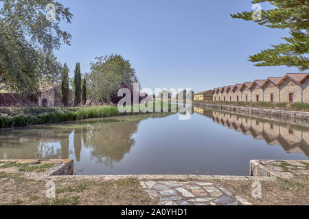 Ramo settentrionale della Castilla Canal, porto fluviale e ripristinati i magazzini sul molo di daminozide del Rey, Palencia Castiglia e Leon, Spagna, Europa Foto Stock
