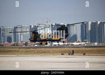 Elicottero Chinook dimostrazione di volo. Girato a Tekno fest festival 2019. Foto Stock