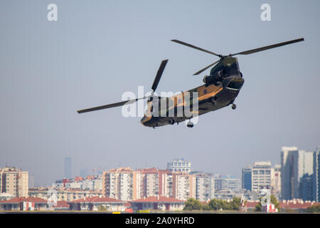 Elicottero Chinook dimostrazione di volo. Girato a Tekno fest festival 2019. Foto Stock