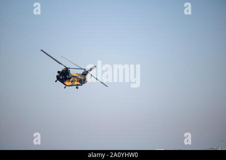 Elicottero Chinook dimostrazione di volo. Girato a Tekno fest festival 2019. Foto Stock