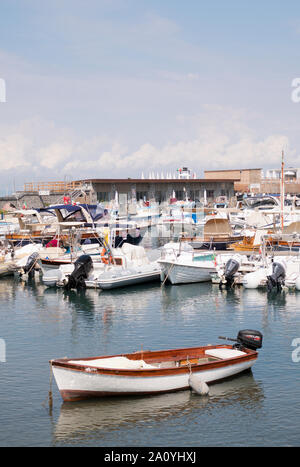 Piccole imbarcazioni ormeggiate nella Marina di Seiano in estate in Italia Foto Stock