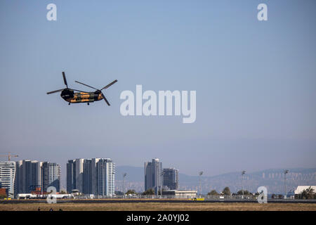 Elicottero Chinook dimostrazione di volo. Girato a Tekno fest festival 2019. Foto Stock