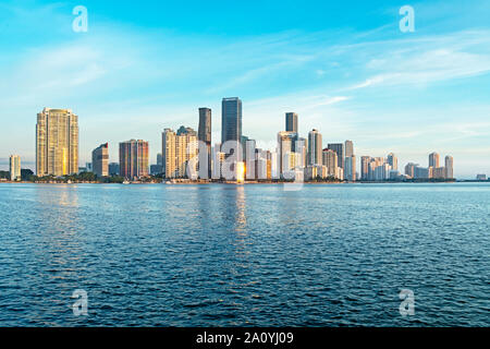 BRICKELL AVENUE SKYLINE DOWNTOWN Biscayne Bay Miami Florida USA Foto Stock