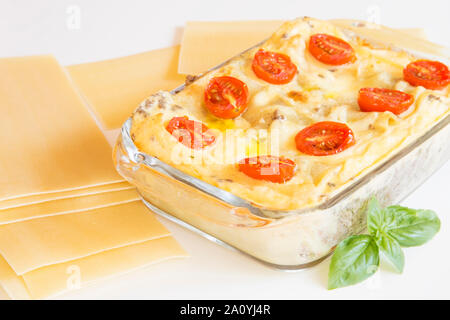 Lasagne con basilico e pomodorini Foto Stock