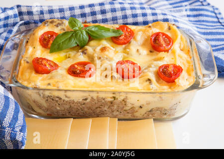 Lasagne con basilico e pomodorini Foto Stock