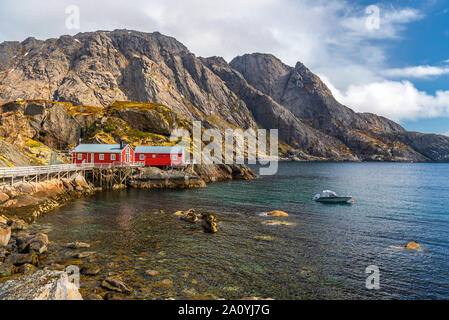 Viste di Nusfjord villaggio e i suoi dintorni in una giornata nuvolosa Foto Stock