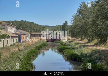 Canal de Castilla dock nella città di daminozide del Rey dove era nata tenendo il suo flusso dal fiume Pisuerga, Palencia, Castilla y Leon, Spagna, Europa Foto Stock