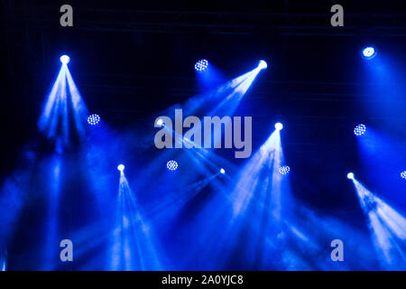 I raggi di luce su un palcoscenico di un concerto Foto Stock