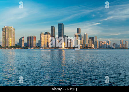 BRICKELL AVENUE SKYLINE DOWNTOWN Biscayne Bay Miami Florida USA Foto Stock