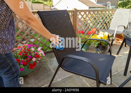 Pulizia di mobili da giardino. Foto Stock